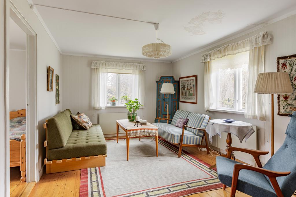 Stort vardagsrum bredvid sovrum