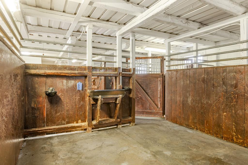 Fyra stora boxar och en mindre 