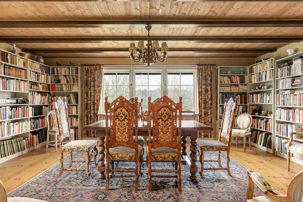 Bibliotek med härligt ljusinsläpp