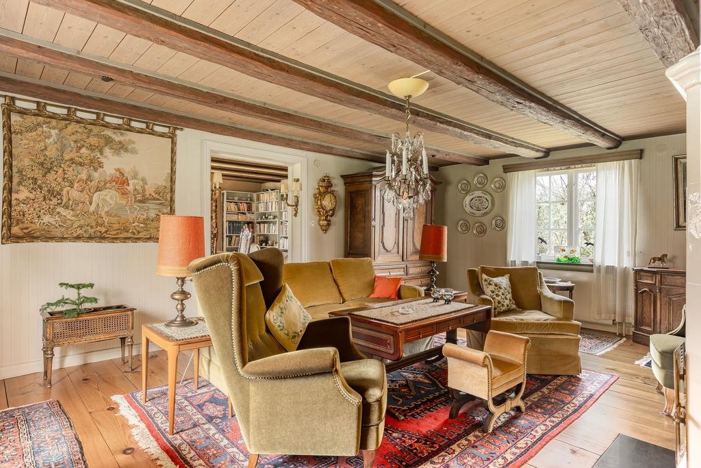 Vardagsrum mellan kök och bibliotek