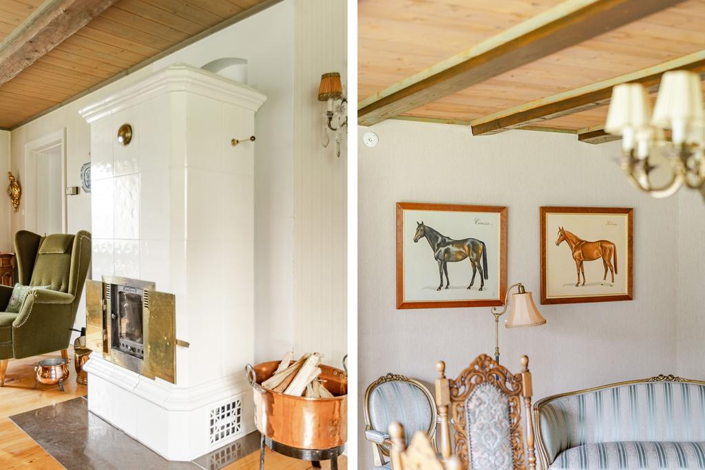 Vardagsrum med kakelugn och frilagda takbjälkar