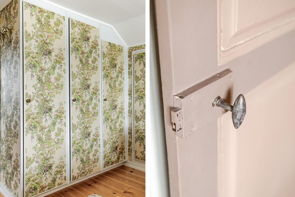 Inbyggda garderober och dörrvred i original i sovrummet 