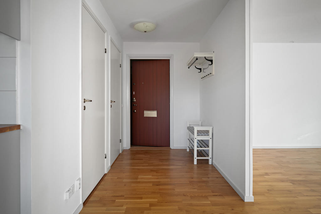 Hall med praktisk klädkammare 