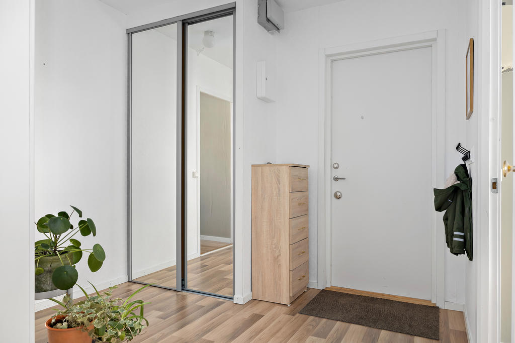 Garderob med skjutdörrar i hallen