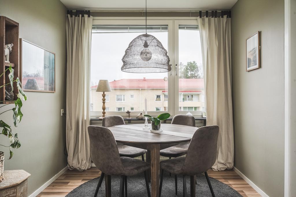 Stora fönster med massor av ljusinsläpp!