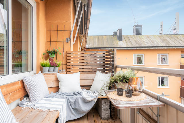Östra Kyrkogatan 35, Öster