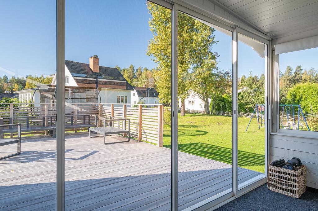 Inglasning och stor altan