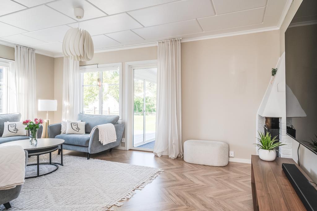 Vardagsrum med utgång till det inglasade uterummet