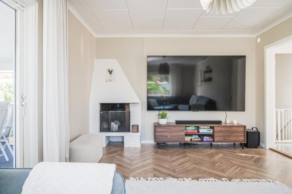 Öppen spis i vardagsrummet