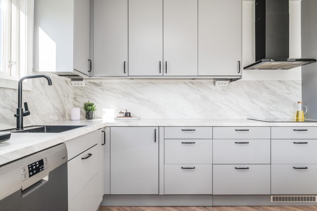 Ljust grå kulör på luckorna