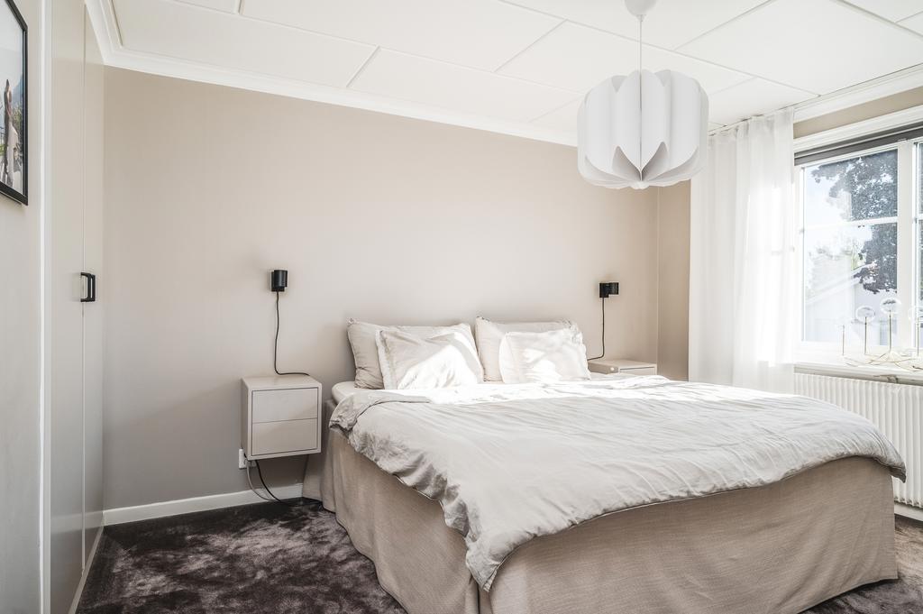 Sovrum med inbyggda garderober