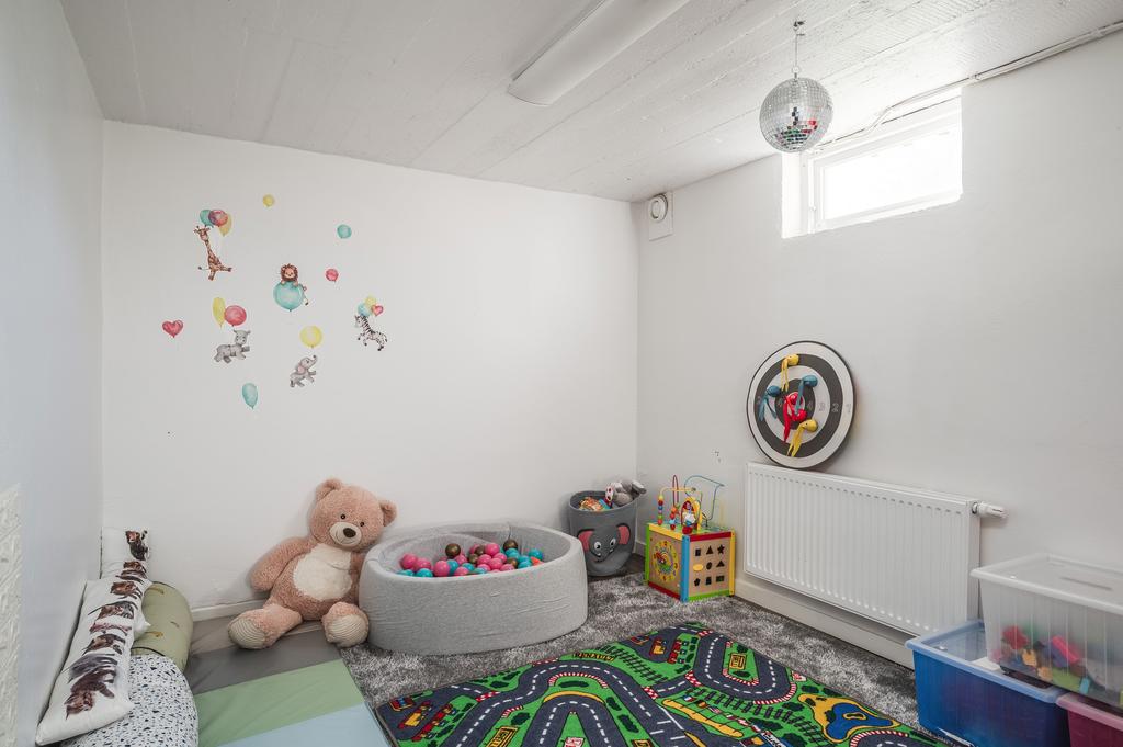 Lekrum/extra sovrum i källaren