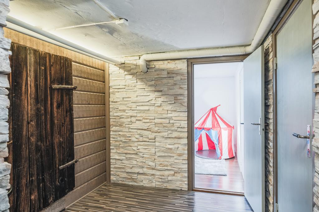 Matkällare till vänster