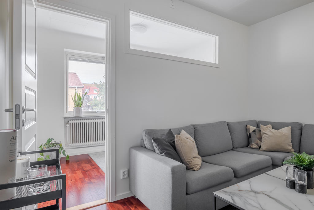 Från vardagsrummet nås sovrummet