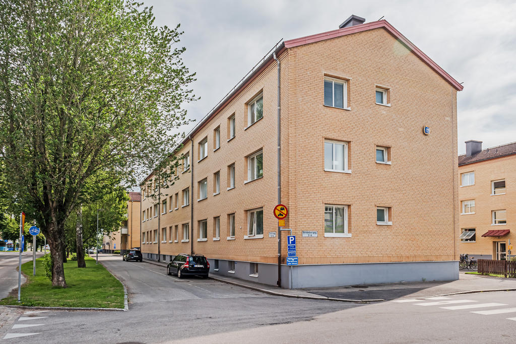 Föreningens parkeringar i anslutning till grannfastigheten