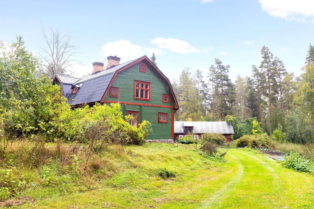 Vackert hus som växer fram ur naturen