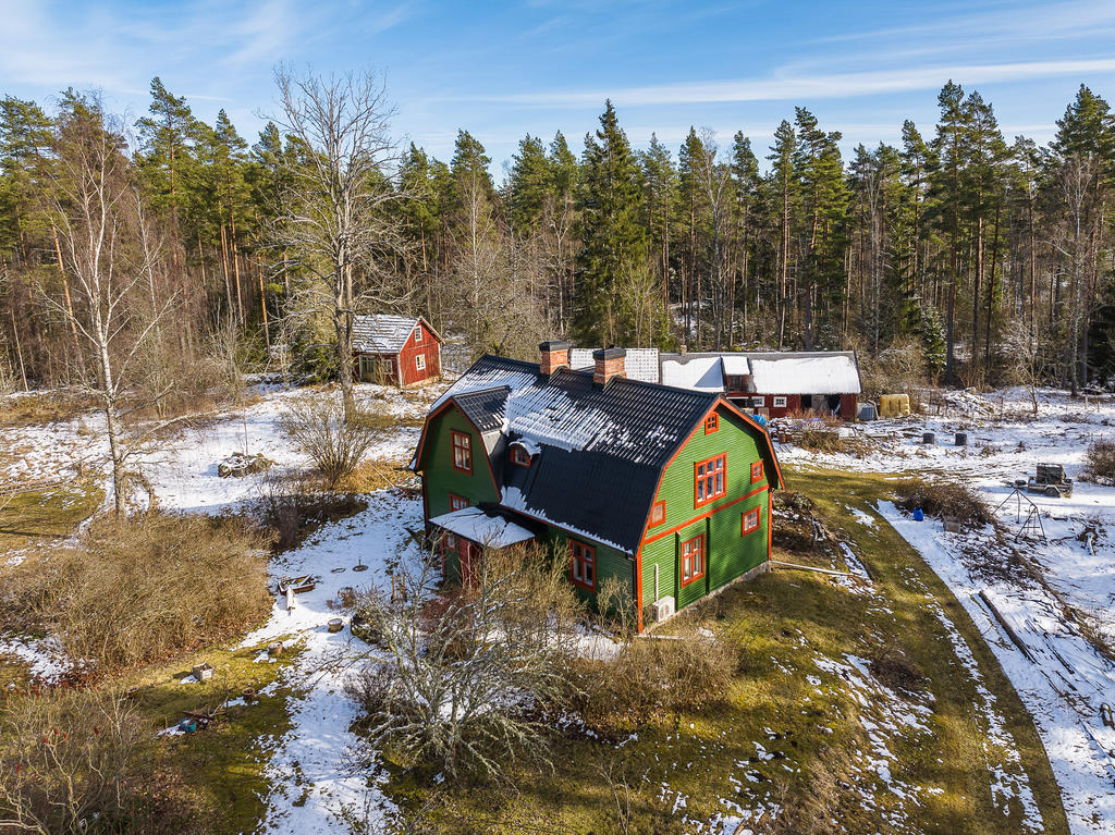 Huvudbyggnad och gårdsbyggnader