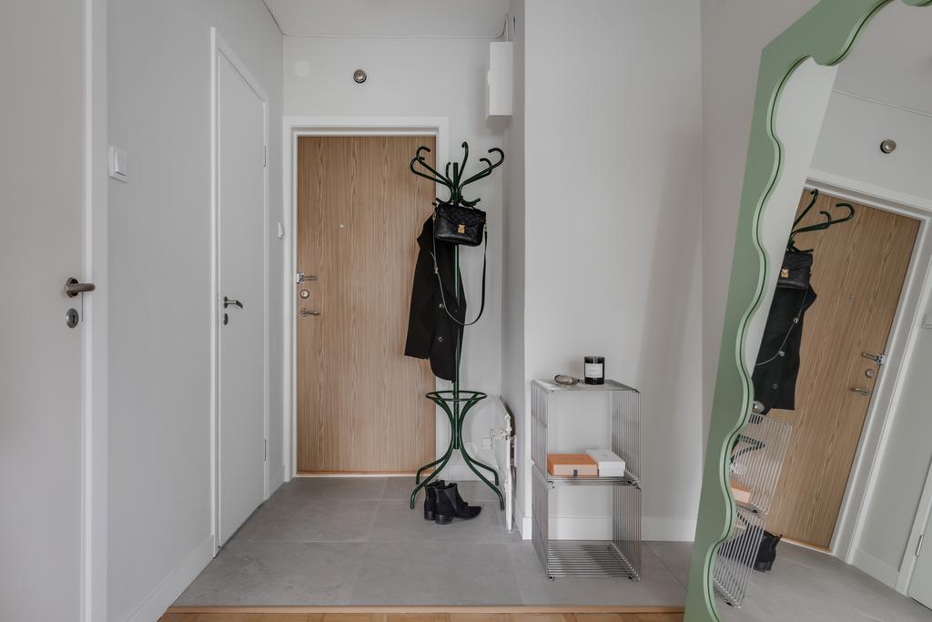 Hall med praktiska klinkers som sedan övergår till ett fint parkettgolv