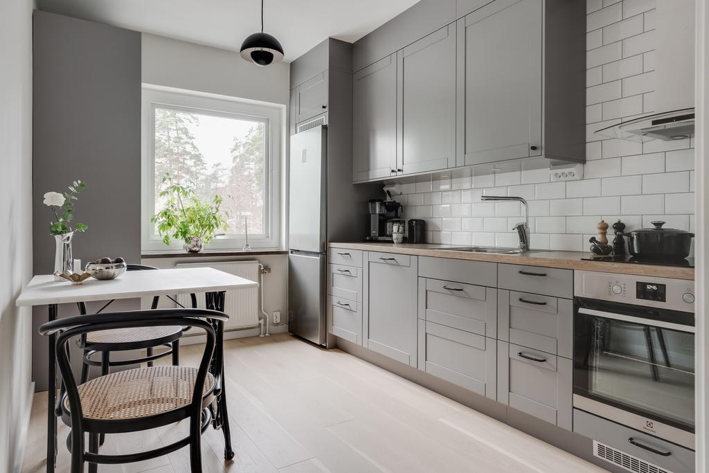 Stilrent kök med plats för matbord