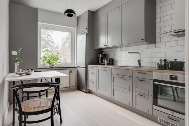 Stilrent kök med plats för matbord