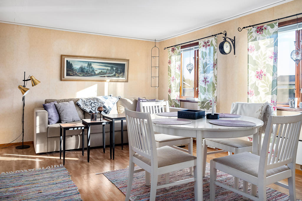 Plats för både soffgrupp och matplats.