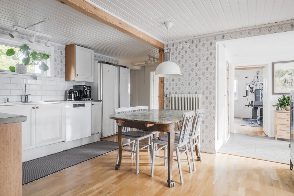 Charmigt kök med matplats