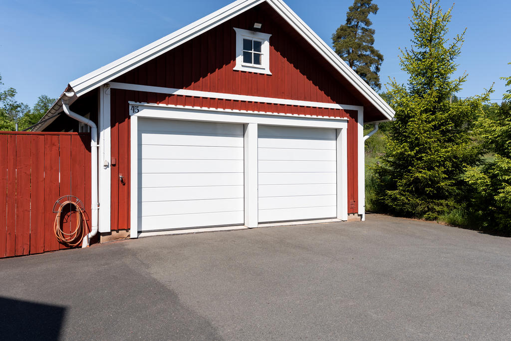 Dubbelgarage med cykelrum, verkstad och förråd