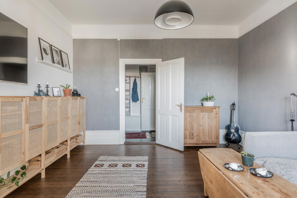 Vardagsrummet har högt till tak och höga socklar. 