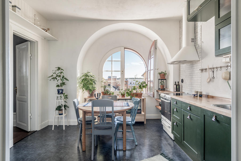 Köket med karakteristiskt rundad fönster