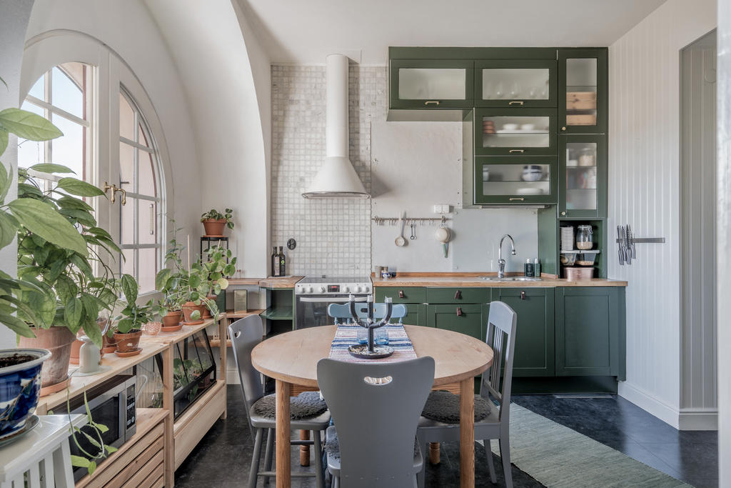 Charmigt kök med matplats