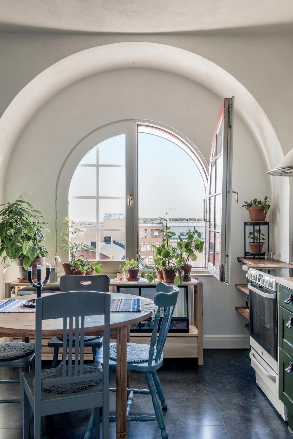 Kökets fönster ger rummet en helt unik karaktär
