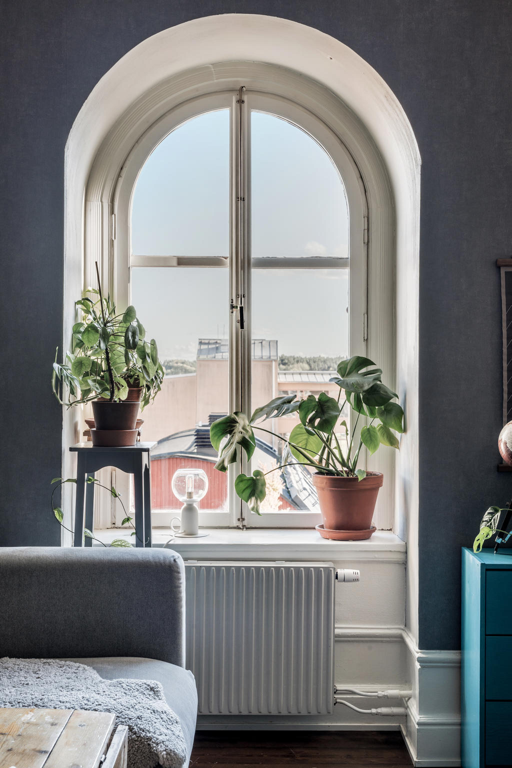 Klassiskt vackert fönster i vardagsrummet