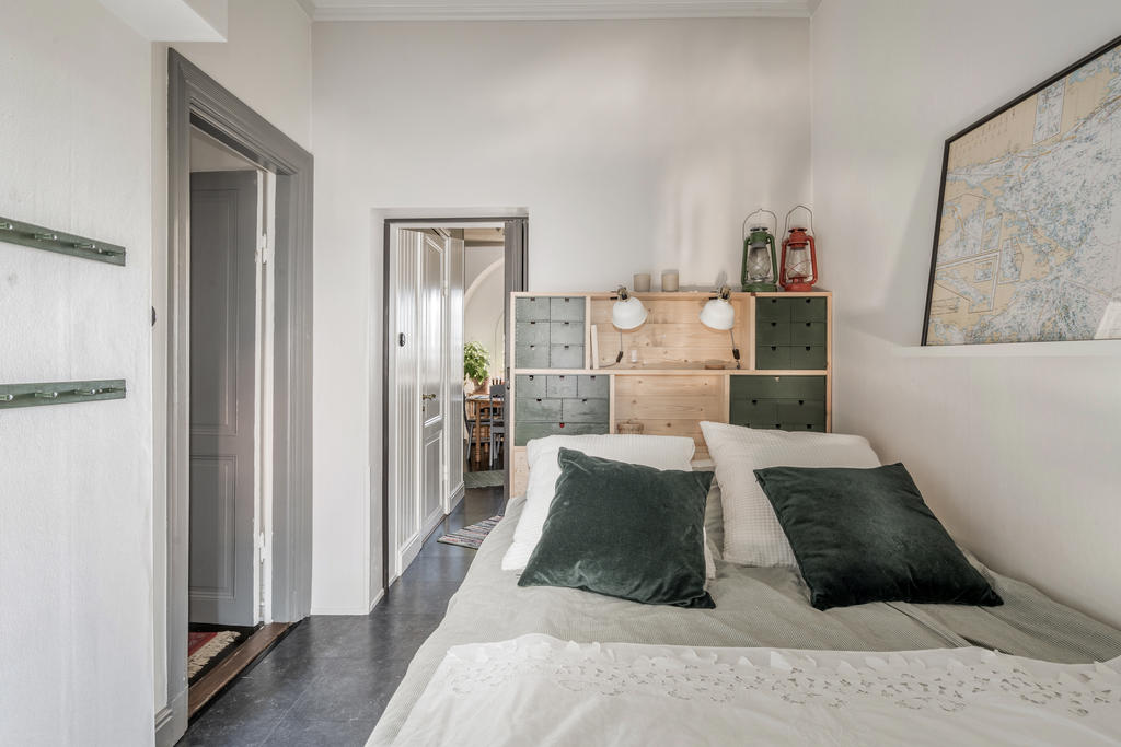 Sovrum med skjutdörr mot hall