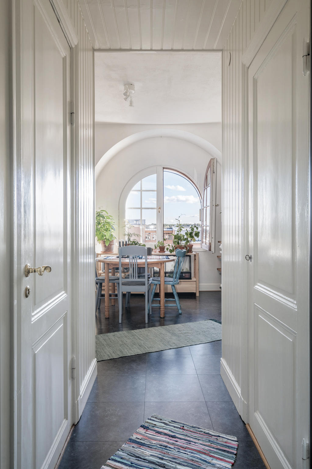 Hall och klädkammare mellan kök och sovrum