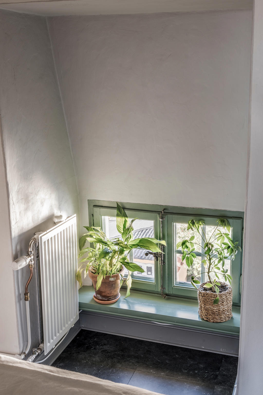 Litet fönster i sovrum