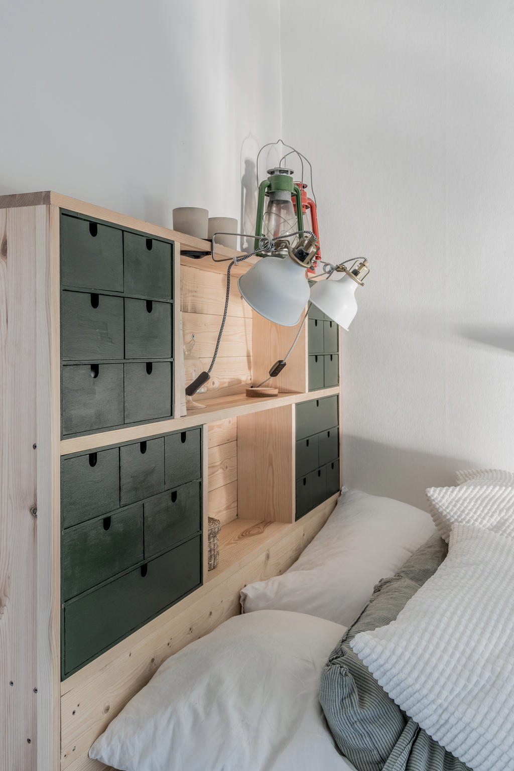 Smart förvaring bakom sängen