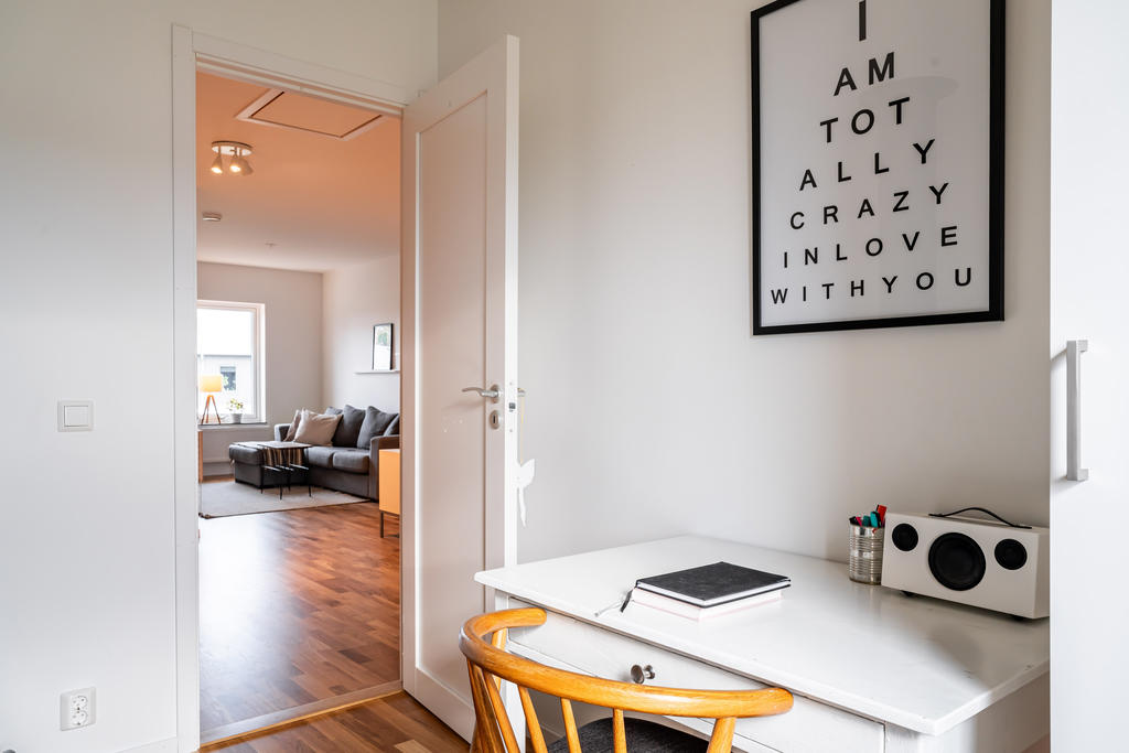 Sovrummet har plats för skrivbord och förvaring. 