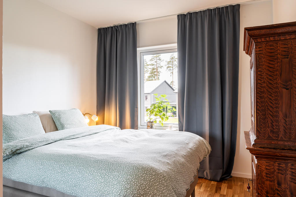 Stort sovrum med plats för dubbelsäng.