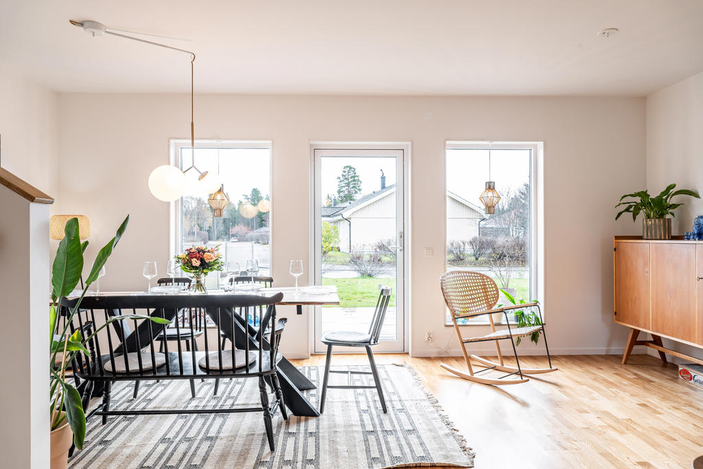Rummet har plats för matgrupp och fåtöljer. 