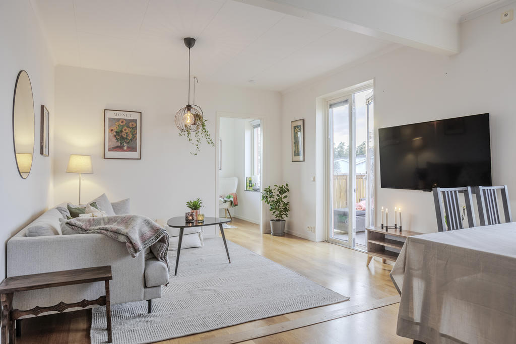 Öppen planlösning med utgång till balkongen