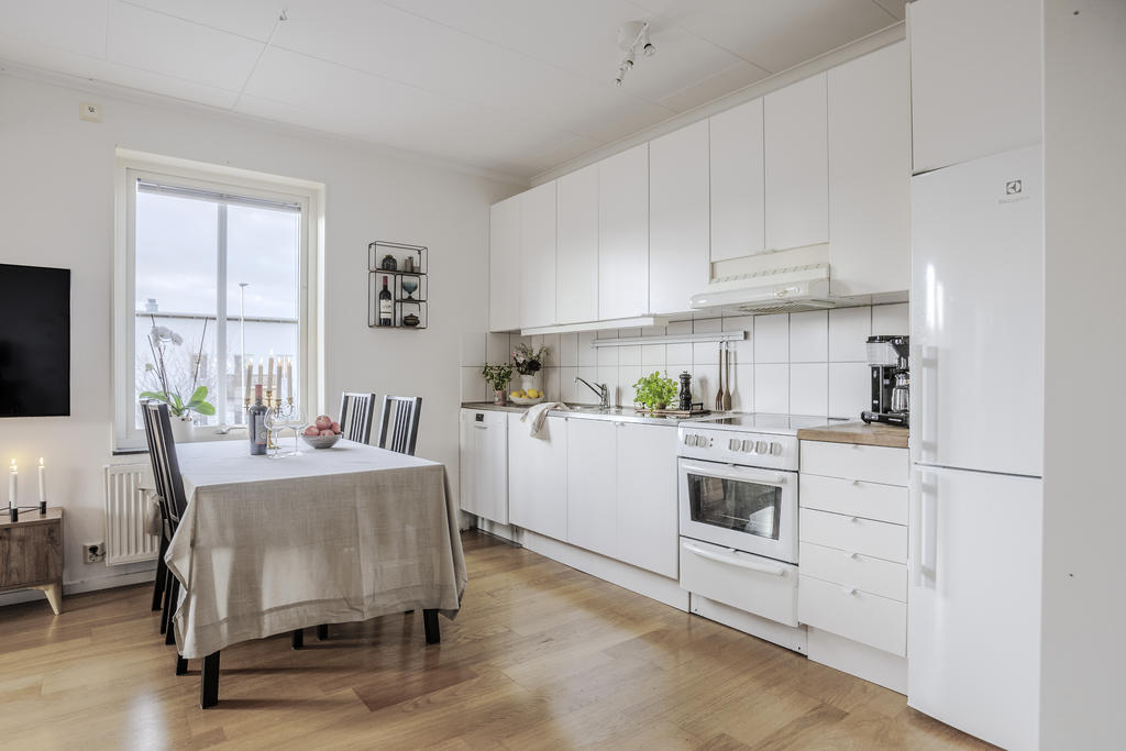 Stilrent kök med plats för matbord