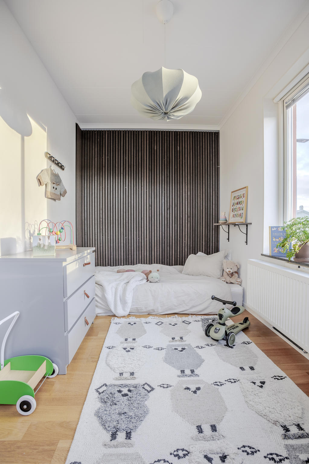 Rymligt sovrum med plats för möblemang