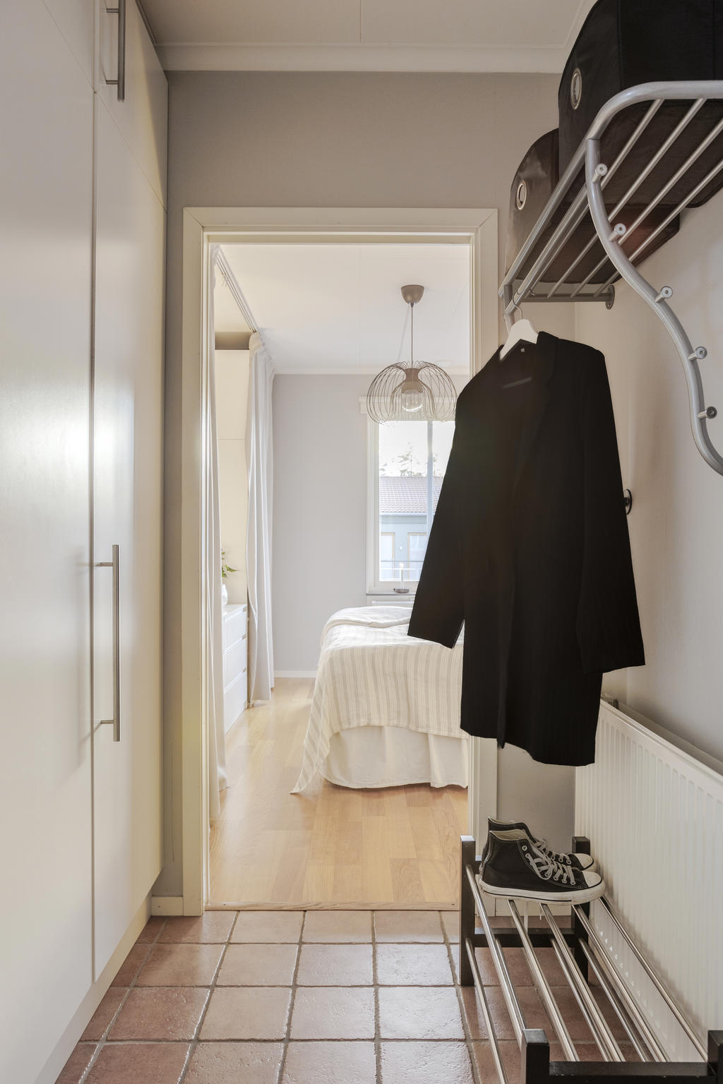 Hall med vy mot sovrum 1