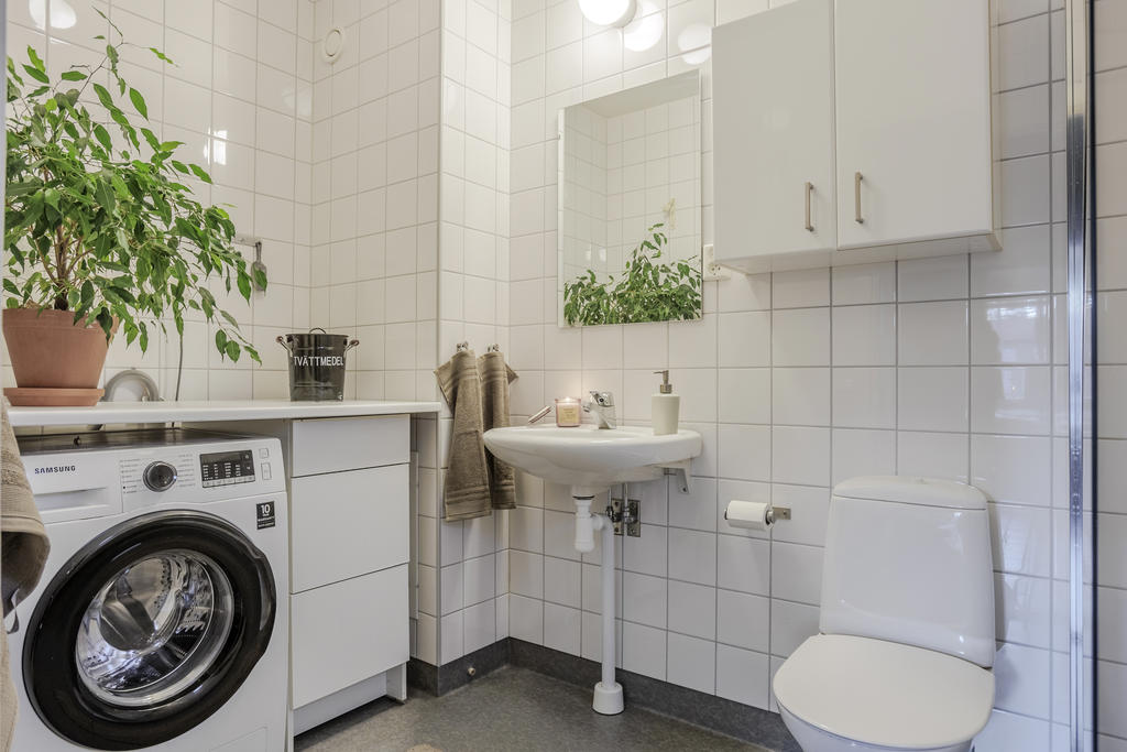Badrum med tvättmaskin