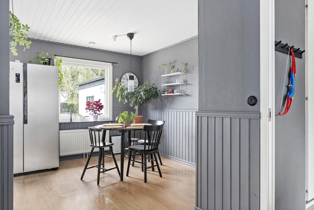 Rymlig matplats i samband med köket