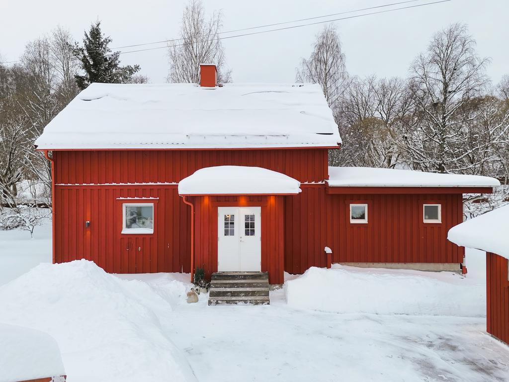 Dalaröd fasad och fasadbelysning