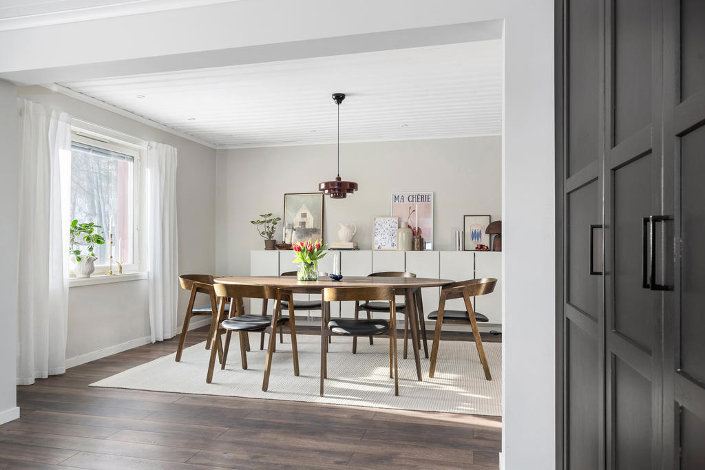 Vy från kök till matsal