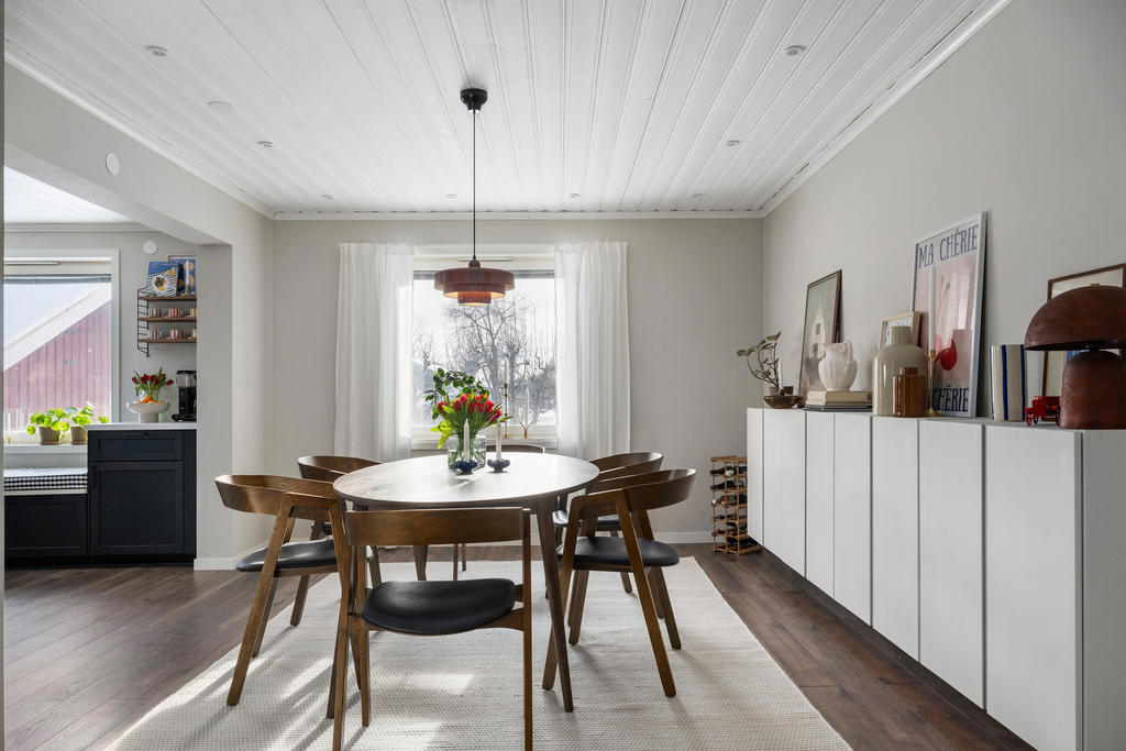 Vy från vardagsrum till matsal