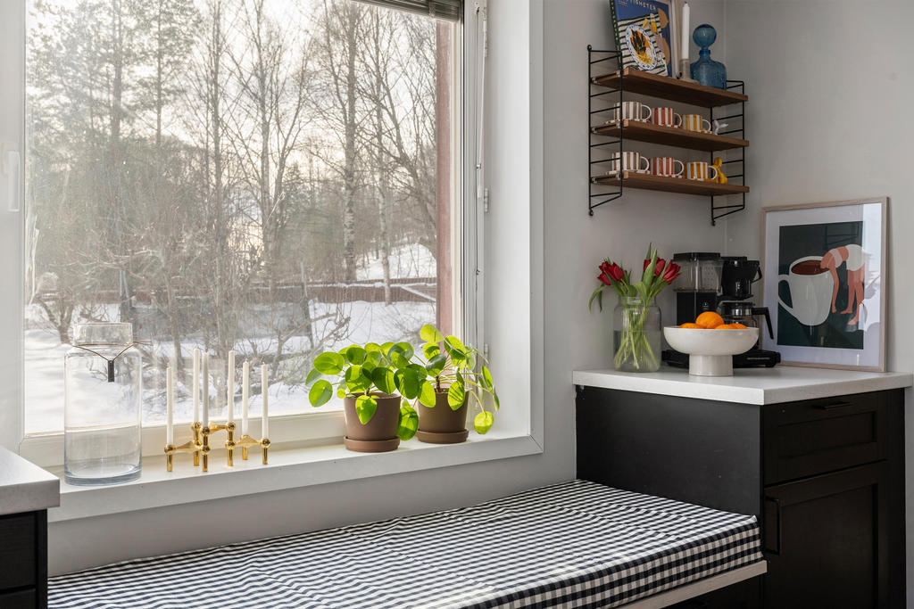 Charmig sittbänk under fönstret