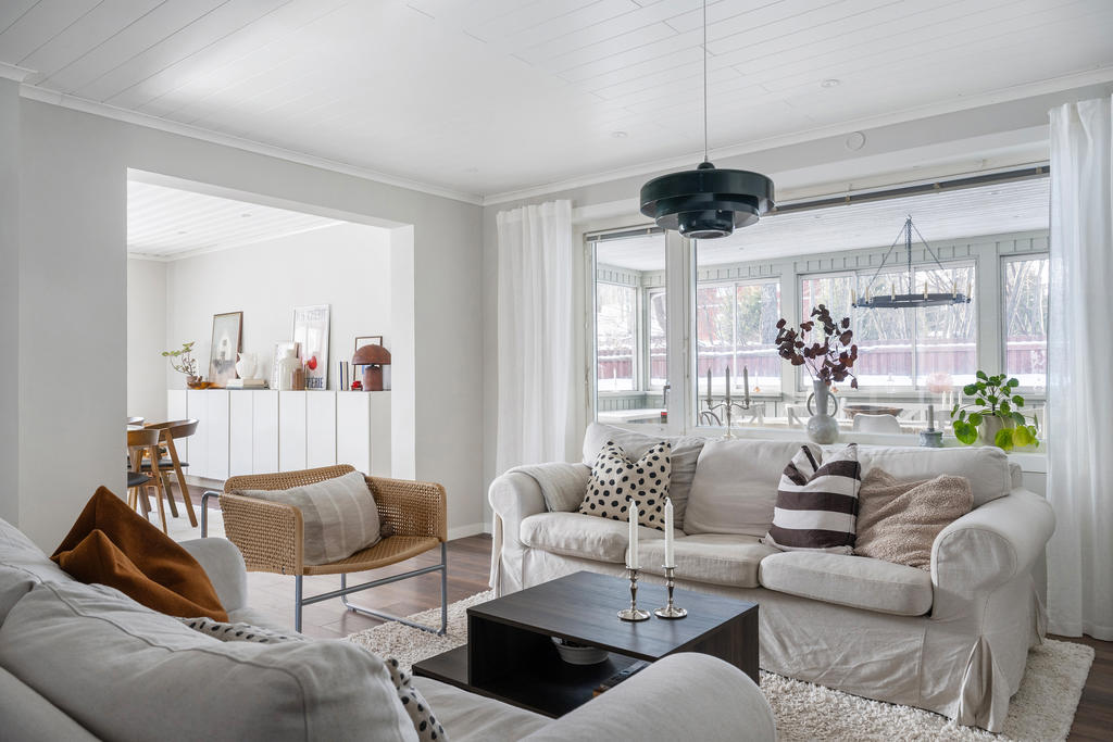 Vardagsrum i anslutning till matsal och uterum